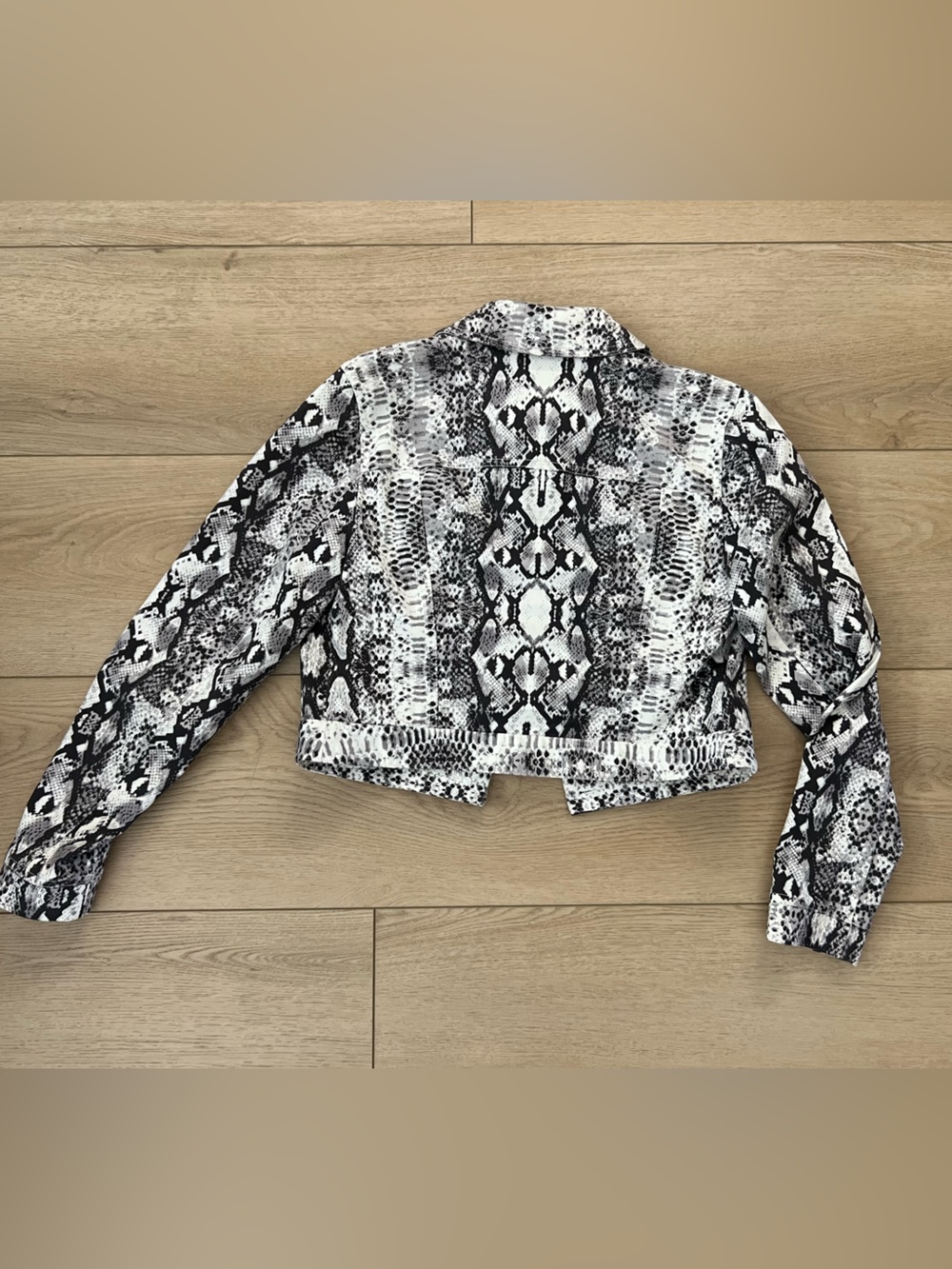Cropped jacket - black and white snake like print